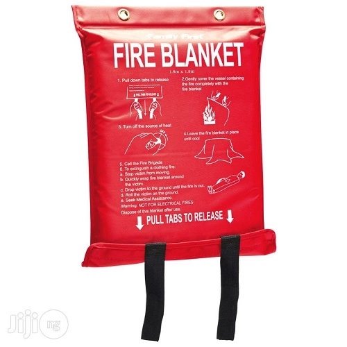 How does a fire blanket work to extinguish fires?